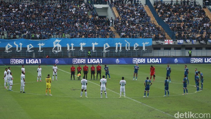 Persembahan Untuk Benny Dollo Dari Pemain Persib dan PSS