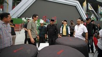 Menteri Agama Yaqut Cholil Qoumas (keempat kiri) berbincang dengan musisi Addie MS (kedua kiri). Kegiatan tersebut digelar oleh PBNU selama 24 jam pada tanggal 6-7 Februari 2023. 