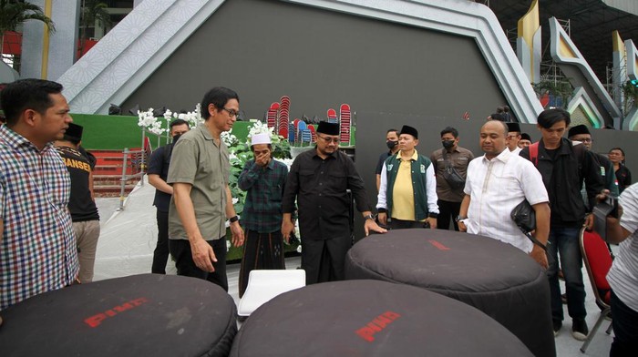 PERSIAPAN RESEPSI SATU ABAD NU Menteri Agama Yaqut Cholil Qoumas (kedua kanan) bersama Ketua Umum Pengurus Besar Nahdlatul Ulama (PBNU) Yahya Cholil Staquf (kedua kiri) dan Ketua PWNU Jatim KH Marzuki Mustamar (kanan) meninjau persiapan Resepsi Satu Abad Nahdlatul Ulama (NU) di Stadion Gelora Delta Sidoarjo, Jawa Timur, Minggu (5/2/2023). Kegiatan yang digelar PBNU selama 24 jam pada tanggal 6-7 Februari 2023 tersebut mengambil tema