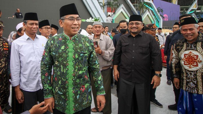 PERSIAPAN RESEPSI SATU ABAD NU Menteri Agama Yaqut Cholil Qoumas (kedua kanan) bersama Ketua Umum Pengurus Besar Nahdlatul Ulama (PBNU) Yahya Cholil Staquf (kedua kiri) dan Ketua PWNU Jatim KH Marzuki Mustamar (kanan) meninjau persiapan Resepsi Satu Abad Nahdlatul Ulama (NU) di Stadion Gelora Delta Sidoarjo, Jawa Timur, Minggu (5/2/2023). Kegiatan yang digelar PBNU selama 24 jam pada tanggal 6-7 Februari 2023 tersebut mengambil tema