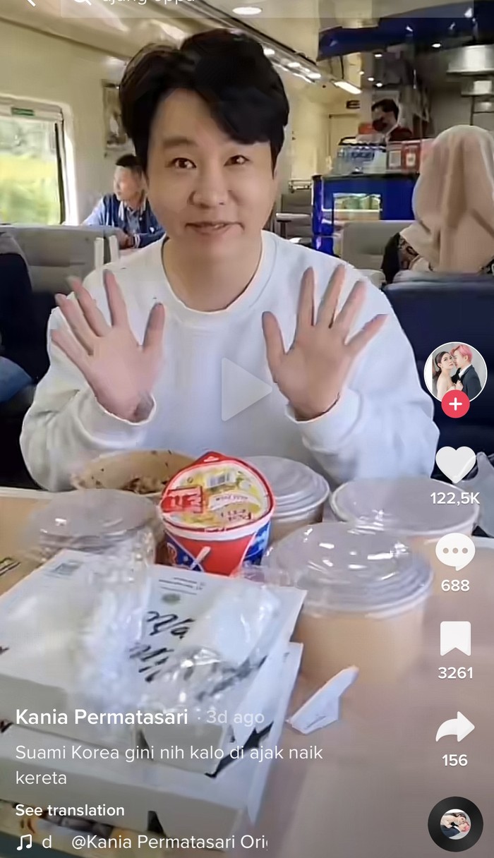 Pertama Naik Kereta Api di Indonesia, Orang Korea Ini Borong Semua Makanan