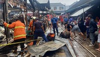 Api kembali muncul di bangunan Pasar Adat Lelateng, Minggu (5/2/2023) pagi atau sekitar pukul 06.00 Wita. Petugas Damkar Jembrana pun kembali berupaya memadamkan api yang diduga berasal dari sisa bara yang belum padam pada Sabtu malam.