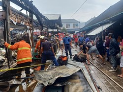 Api kembali muncul di bangunan Pasar Adat Lelateng, Minggu (5/2/2023) pagi atau sekitar pukul 06.00 Wita. Petugas Damkar Jembrana pun kembali berupaya memadamkan api yang diduga berasal dari sisa bara yang belum padam pada Sabtu malam.