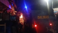Petugas Pemadam Kebakaran (Damkar) berhasil memadamkan api di Pasar Adat Lelateng, Kecamatan Negara, Jembrana, Bali, sekitar pukul 23.00 Wita, Sabtu (4/2/2023). Si jago merah tunduk setelah damkar menerjunkan satu unit mobil water canon. Sebanyak tiga unit mobil damkar dan dua unit mobil tangki juga dikerahkan untuk memadamkan api.