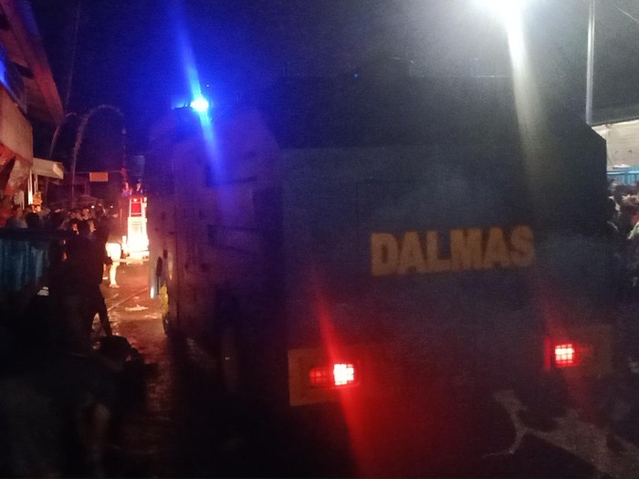 Petugas Pemadam Kebakaran (Damkar) berhasil memadamkan api di Pasar Adat Lelateng, Kecamatan Negara, Jembrana, Bali, sekitar pukul 23.00 Wita, Sabtu (4/2/2023). Si jago merah tunduk setelah damkar menerjunkan satu unit mobil water canon. Sebanyak tiga unit mobil damkar dan dua unit mobil tangki juga dikerahkan untuk memadamkan api.