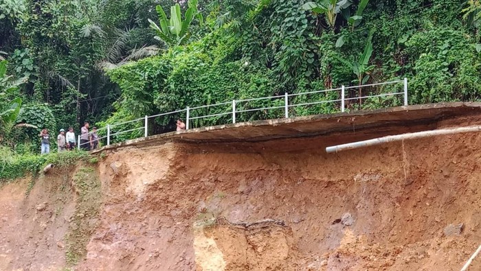 Akses jalan penghubung antara Kelurahan Anreapi dan Desa Kunyi di Kabupaten Polewali Mandar (Polman), Sulawesi Barat (Sulbar) terancam putus lantaran amblas tergerus air sungai yang meluap.