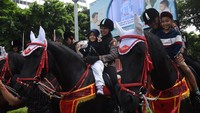 Sejumlah warga dan anak-anak berfoto dengan Polisi Berkuda dari Detasemen Turangga Direktorat Polisi Satwa Polri saat Hari Bebas Kendaraan Bermotor di kawasan Bundaran HI, Jakarta, Minggu (5/2/2023).