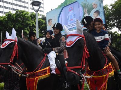 Polisi Berkuda Hibur Warga Saat Hari Bebas Kendaraan Bermotor di HI