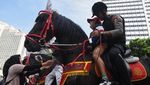 Polisi Berkuda Hibur Warga Saat Hari Bebas Kendaraan Bermotor di HI