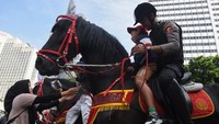 Kemudian, aksi menghibur polisi berkuda tersebut juga sekaligus memperkenalkan profesi tersebut kepada para warga. 
