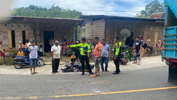 Polisi olah TKP siswa SMK tewas ditabrak truk di Mamuju, Sulbar.