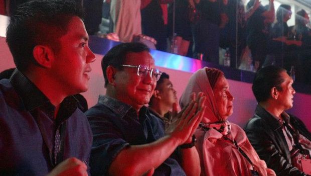 Prabowo Subianto menghadiri konser Dewa 19 bertajuk 