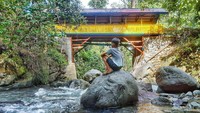 Melepas penat sambil menatap air yang mengalir