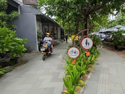 Renovasi trotoar membuat pejalan kaki dan pesepeda makin nyaman karena di beberapa titik, jalur kedua pengguna trotoar itu dipisah, Sabtu (4/2/2023). Walhasil, bisa meminimalkan terjadinya tabrakan antara pejalan kaki dan pesepeda.