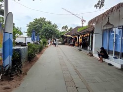 Trotoar di Pantai segara lebarnya mencapai hampir tiga meter. Trotoar itu juga dilengkapi guiding block atau ubin pemandu bagi disabilitas netra, Sabtu (4/2/2023).
