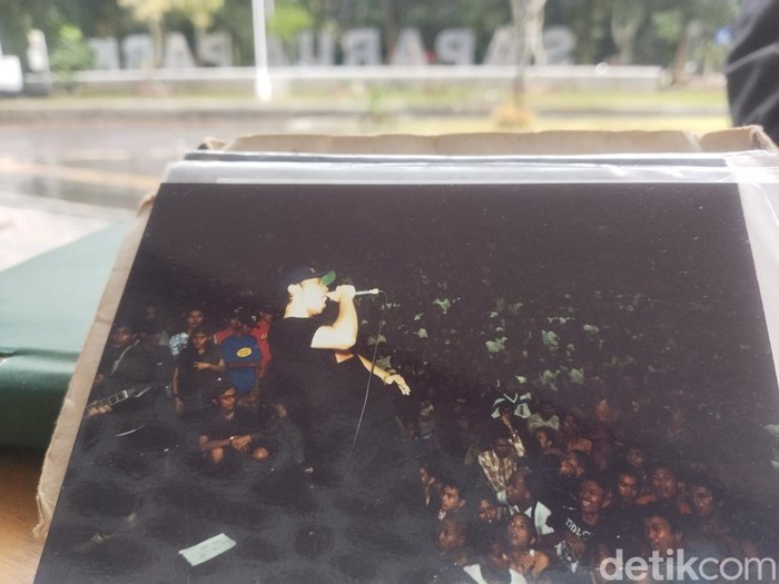 Repro acara musik di GOR Saparua Bandung.