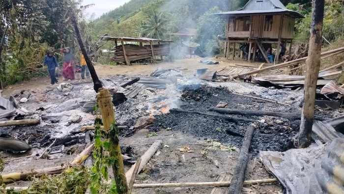Rumah di Pinrang hangus terbakar menewaskan seorang remaja.