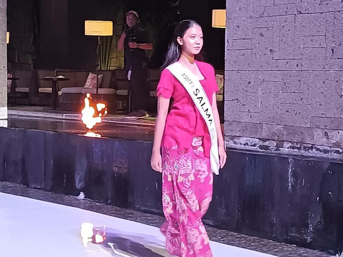 Salma Belina model remaja satu-satunya asal Indonesia yang ikut dalam ajang Asoty ini baru berusia 16 tahun, ia tampil anggun dengan mengenakan busana khusus From Mom with Love berwarna pink (merah muda). (Triwidiyanti/detikBali)