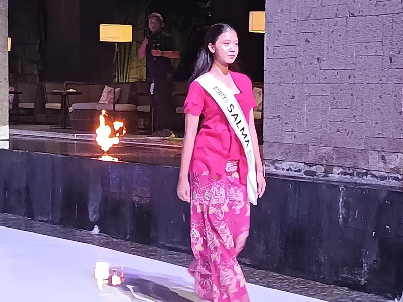 Salma Belina model remaja satu-satunya asal Indonesia yang ikut dalam ajang Asoty ini baru berusia 16 tahun, ia tampil anggun dengan mengenakan busana khusus From Mom with Love berwarna pink (merah muda). (Triwidiyanti/detikBali)