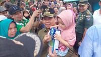 Bupati Sambas Satono menggendong anak korban banjir dan terjun langsung memeriksa kondisi Desa Samustida, Kecamatan Teluk Keramat, Sambas, Kalimantan Barat untuk meringankan beban masyarakatnya menyalurkan bantuan logistik berupa beras, makanan instan, dan susu. Menurutnya banjir yang melanda wilayah itu disebabkan curah hujan tinggi. 