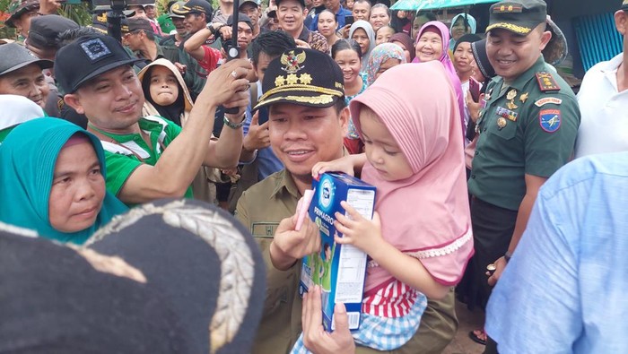 Sedikitnya 1.400 rumah warga di Desa Samustida, Kecamatan Teluk Keramat, Sambas terendam banjir, Kamis (2/2). Pemerintah Kabupaten Sambas pun langsung turun langsung ke lapangan membantu para korban.