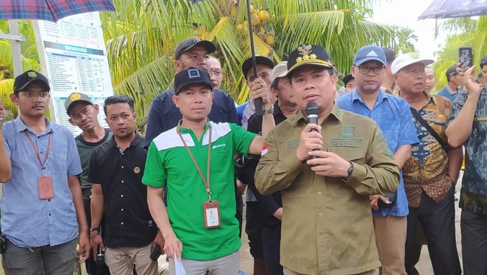 Sedikitnya 1.400 rumah warga di Desa Samustida, Kecamatan Teluk Keramat, Sambas terendam banjir, Kamis (2/2). Pemerintah Kabupaten Sambas pun langsung turun langsung ke lapangan membantu para korban.