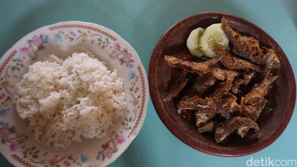 Penjual sambal wader menjamur di Desa/Kecamatan Trowulan, Kabupaten Mojokerto. Itu seiring kian ramainnya wisatawan yang tertarik dengan sejarah Majapahit.