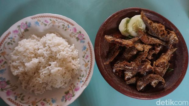 Penjual sambal wader menjamur di Desa/Kecamatan Trowulan, Kabupaten Mojokerto. Itu seiring kian ramainnya wisatawan yang tertarik dengan sejarah Majapahit.
