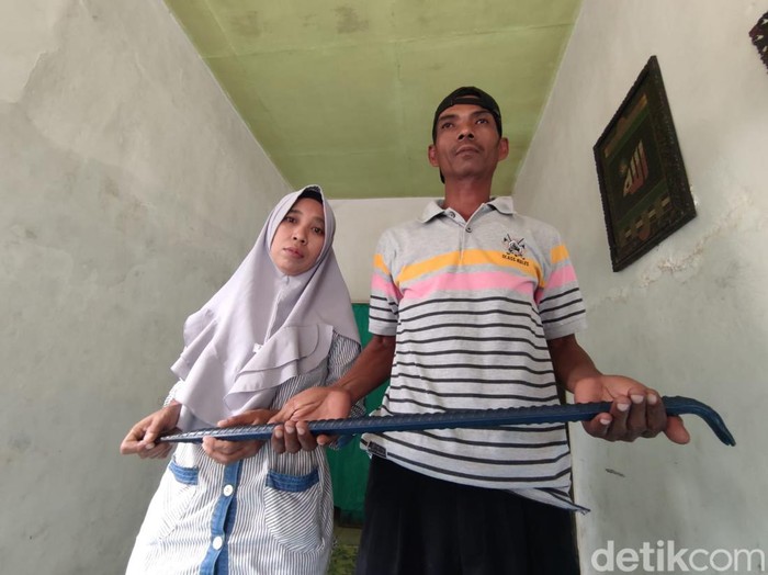 Samsul dan Sumiati yang menikah dengan maskawin linggis