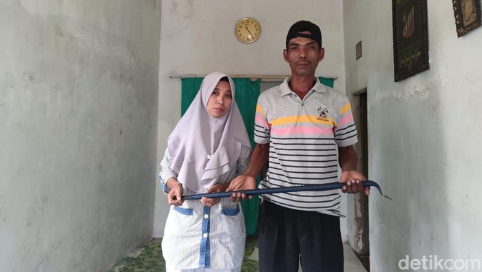 Samsul dan Sumiati yang menikah dengan maskawin linggis