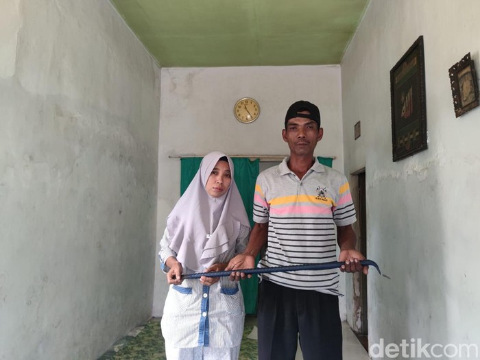 Samsul dan Sumiati yang menikah dengan maskawin linggis