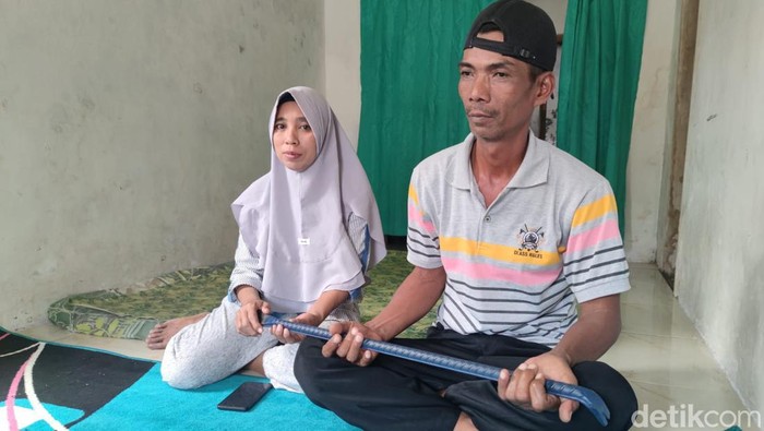 Samsul dan Sumiati yang menikah dengan maskawin linggis