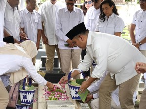 Jelang HUT ke-15 Gerindra, Muzani dkk Ziarah Makam Prof Suhardi