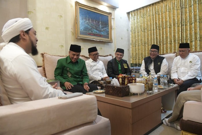 Sekjen PPP Sowan Pengasuh Pesantren Sukorejo Situbondo
