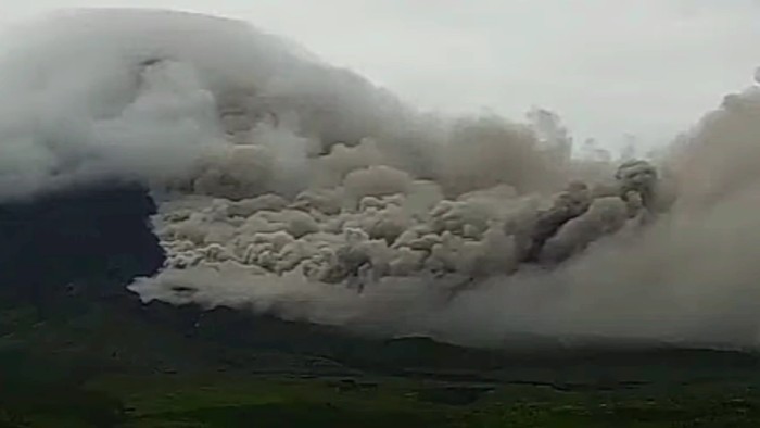 Semeru kembali Erupsi mengeluarkan APG sejauh 6 kilometer pada Minggu 5 Februarai 2023