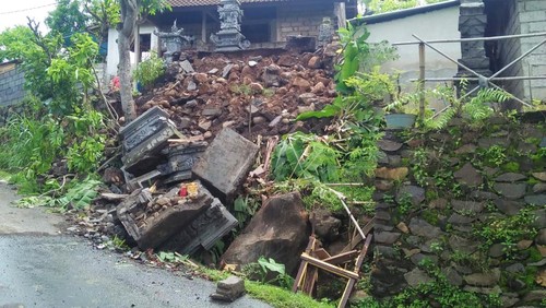 Senderan penyengker dan juga palinggih milik warga di Banjar Dinas Kangin, Desa Seraya Timur, Karangasem jebol setelah diguyur hujan deras pada Minggu (5/2/2023). (istimewa)