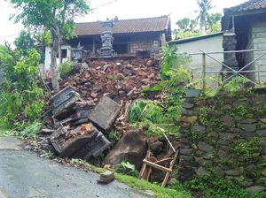 Hujan Deras, Senderan Jebol-Pohon Tumbang Landa Karangasem
