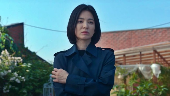 Song Hye Kyo memerankan Moon Dong Eun, seorang wanita yang berniat balas dendam kepada para perundungnya saat sekolah dulu. Foto: Dok. Netflix