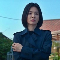 Song Hye Kyo memerankan Moon Dong Eun, seorang wanita yang berniat balas dendam kepada para perundungnya saat sekolah dulu. Foto: Dok. Netflix