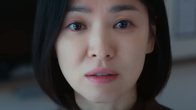 Song Hye Kyo tetap terlihat cantik meskipun tidak pakai makeup. Kompleksi kulitnya pun tampak mulus tanpa noda. Foto: Dok. Netflix