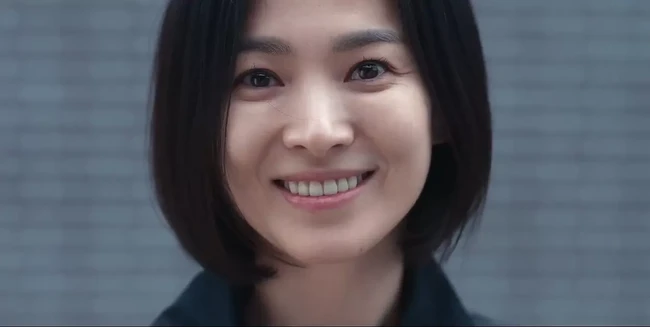 Dalam kesehariannya aktris 41 tahun ini memang rajin merawat wajah. Dia tak pernah melewatkan membersihkan wajah setiap hari, memakai masker berbahan alami juga memperbanyak asupan air putih. Foto: Dok. Netflix