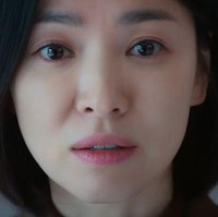 Song Hye Kyo tetap terlihat cantik meskipun tidak pakai makeup. Kompleksi kulitnya pun tampak mulus tanpa noda. Foto: Dok. Netflix