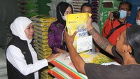 Pemprov Jawa Timur bersama Bulog menggelar SPHP beras di sejumlah pasar di Jawa Timur.