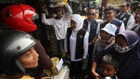 Gubernur Jawa Timur Khofifah Indar Parawansa berbincang dengan pembeli saat meninjau pelaksanaan Stabilisasi Pasokan dan Harga Pangan (SPHP) beras di Pasar Larangan Sidoarjo, Jawa Timur, Minggu (5/2/2023).