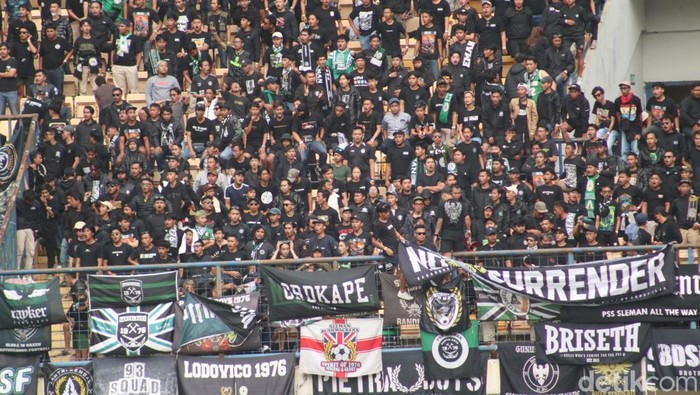 Suporter PSS Sleman di Stadion GBLA
