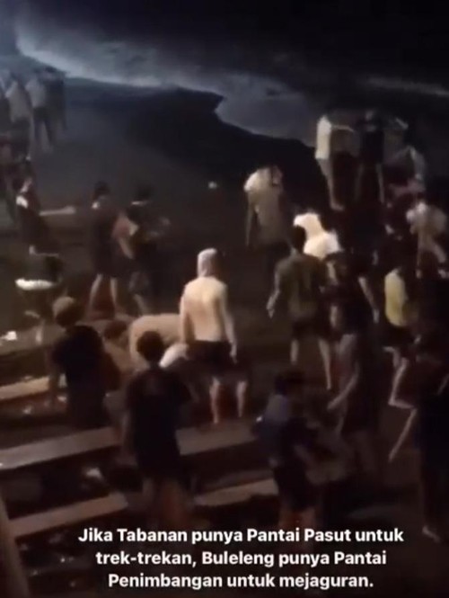 Tangkapan layar perkelahian pemuda yang diduga bertempat di Pantai Penimbangan, Singaraja, Buleleng. (IST)