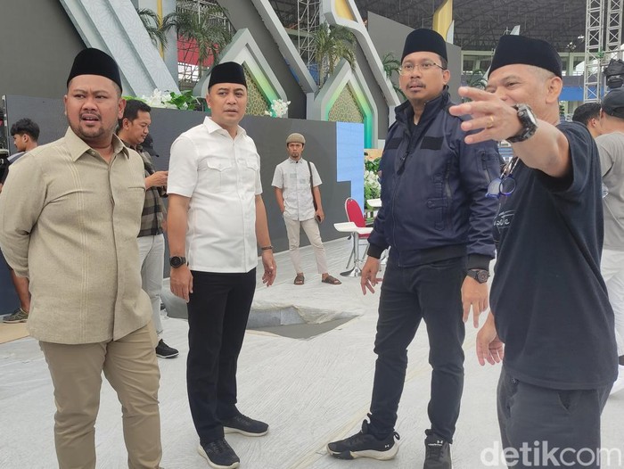 Tiga kepala daerah Surabaya Raya saat meninjau panggung utama Puncak 1 Abad NU di GOR Delta Sidoarjo