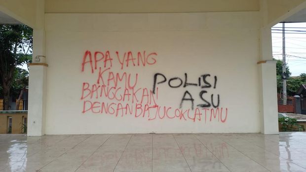 Aksi vandalisme menodai tembok lapangan sepakbola Kecamatan Maron, Kabupaten Probolinggo. Banyak tulisan yang berisi ujaran kebencian terhadap pihak kepolisian di tembok.