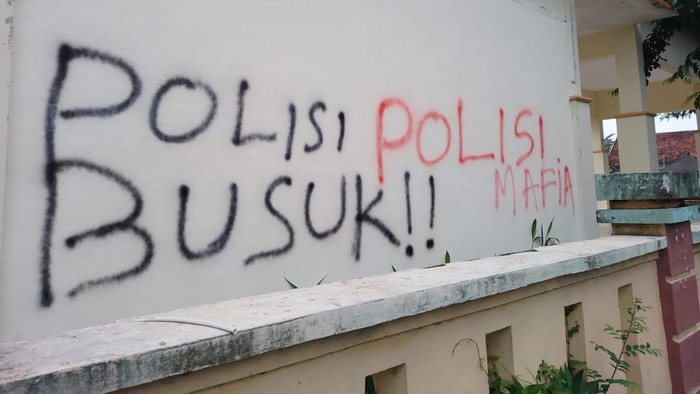 Aksi vandalisme menodai tembok lapangan sepakbola Kecamatan Maron, Kabupaten Probolinggo. Banyak tulisan yang berisi ujaran kebencian terhadap pihak kepolisian di tembok.