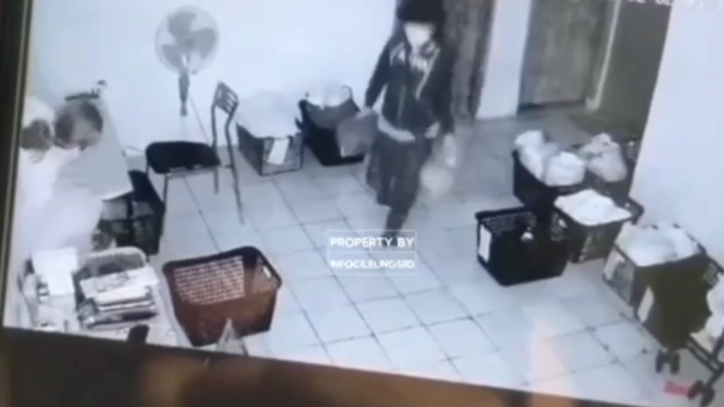 Video CCTV Aksi Pasutri Maling HP-Tabung Gas di Toko Laundry Bogor